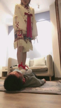 【丹丹S】萝莉主全体重踩踏