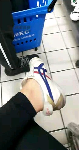 都市艳主S沃马科超市刺激努力舔