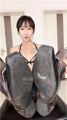 【小菲】脏鞋底油亮黑丝臀足炸    260917-7BP