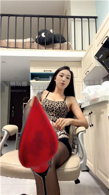 【二奶奶】黑丝高跟凶臀裸足圣水    260924-5BP