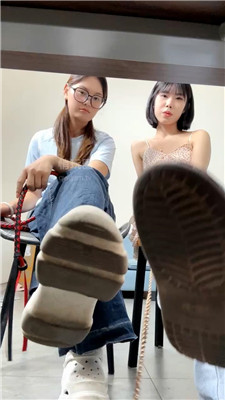 【杏杏子】双主脏鞋底白袜裸足胯下辱    260925-9BP
