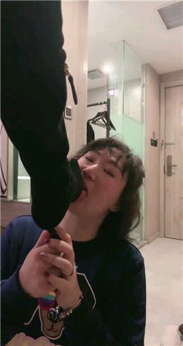 歌迪丝S强制母狗舔脏鞋臭脚